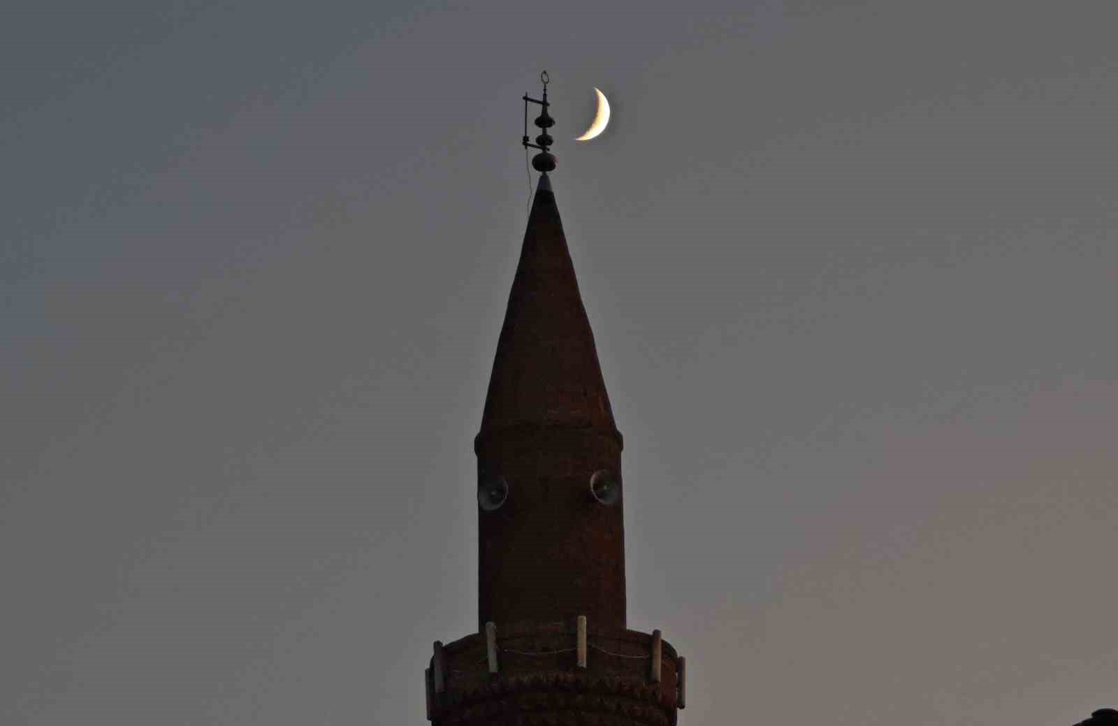 Bitlis’te gökyüzündeki hilal ile minaredeki hilal aynı karede