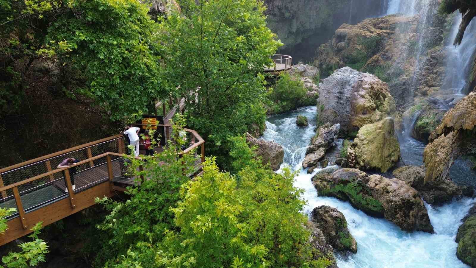Yerköprü Şelalesi ziyaretçilerin uğrak noktası oldu