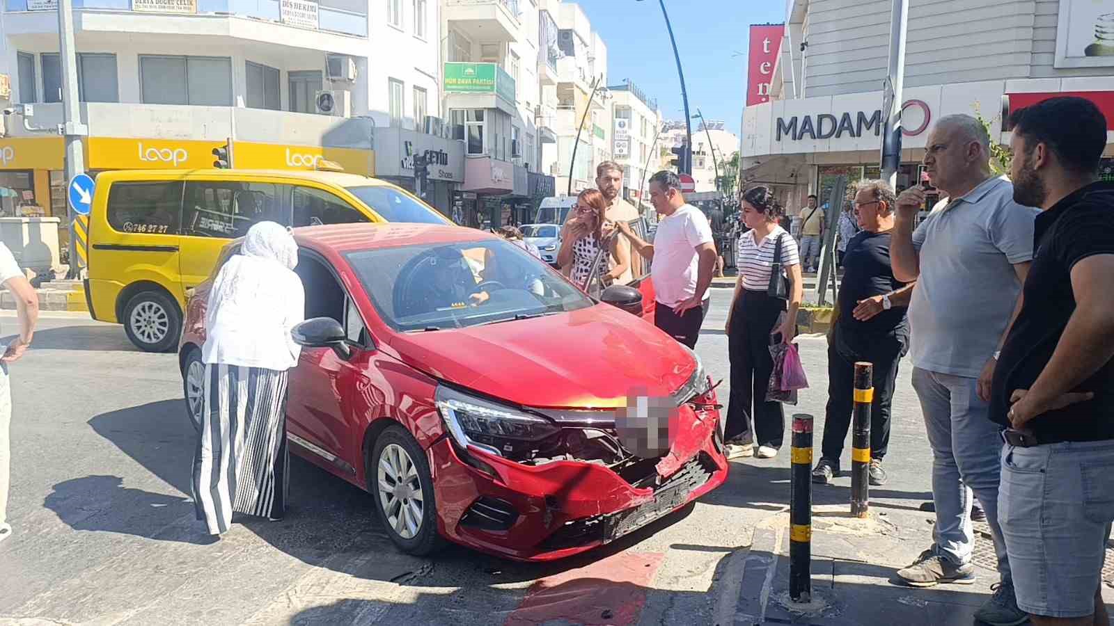 Kırmızı ışık ihlali yapan otomobil kamyonetle çarpıştı