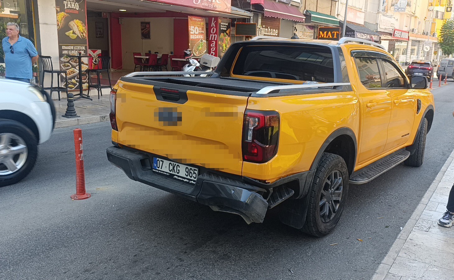 Kırmızı ışık ihlali yapan otomobil kamyonetle çarpıştı