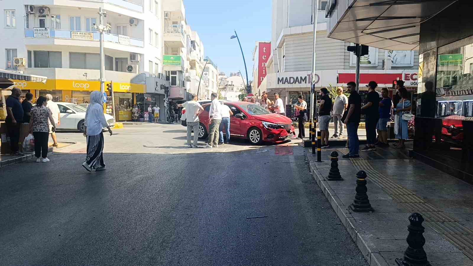 Kırmızı ışık ihlali yapan otomobil kamyonetle çarpıştı