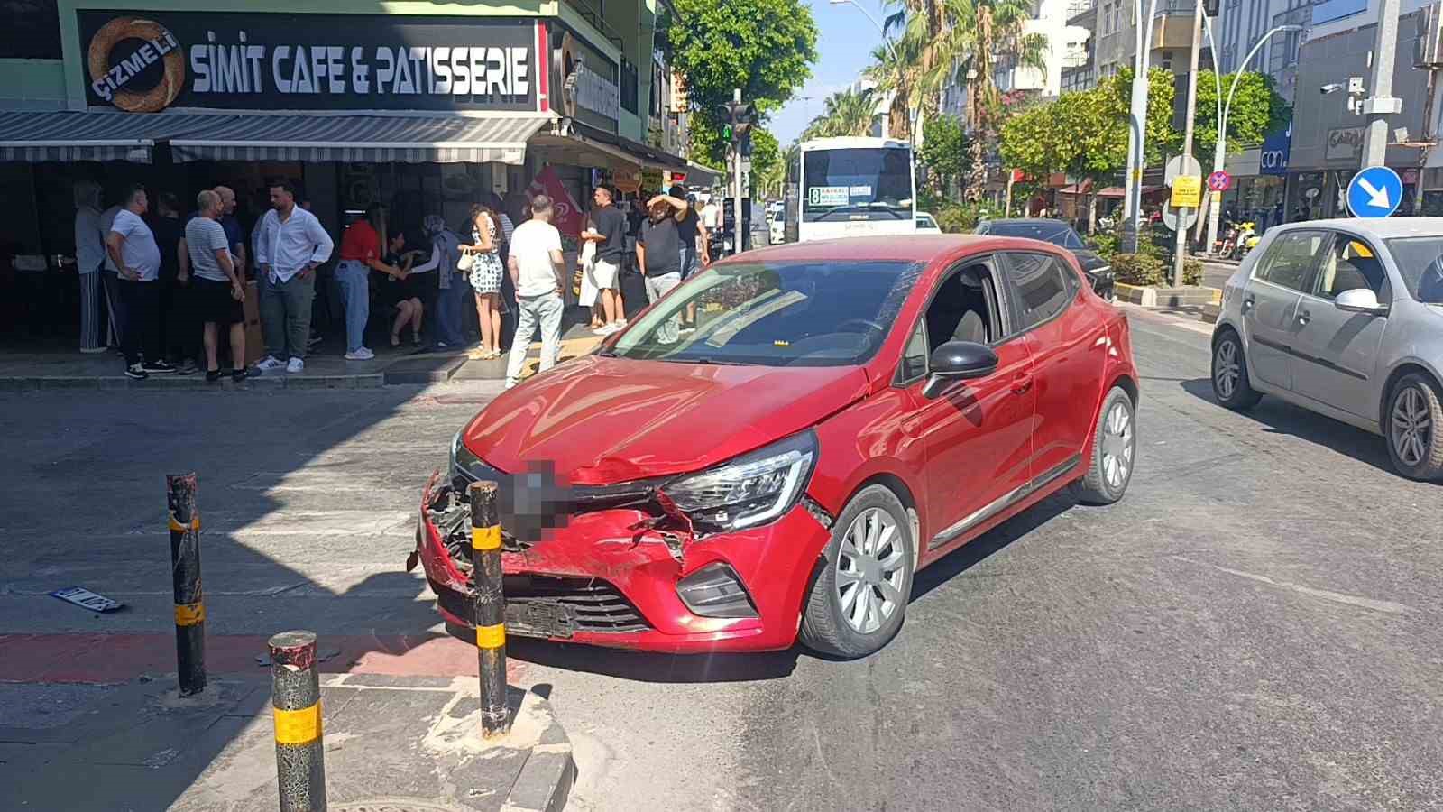 Kırmızı ışık ihlali yapan otomobil kamyonetle çarpıştı