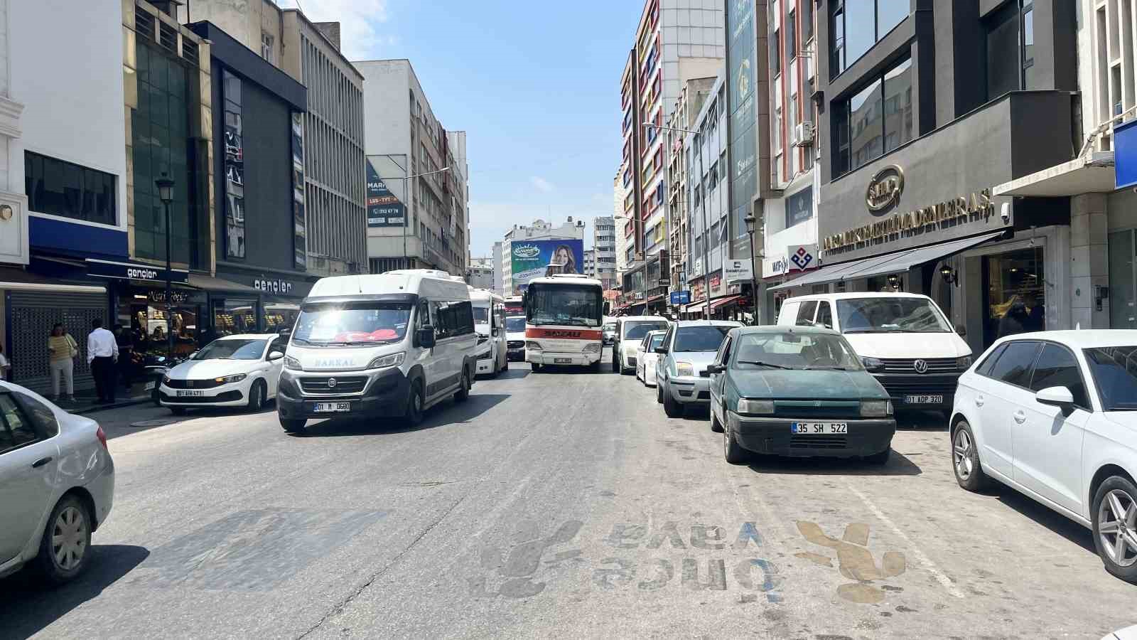 Adana’nın caddeleri açık otoparka döndü