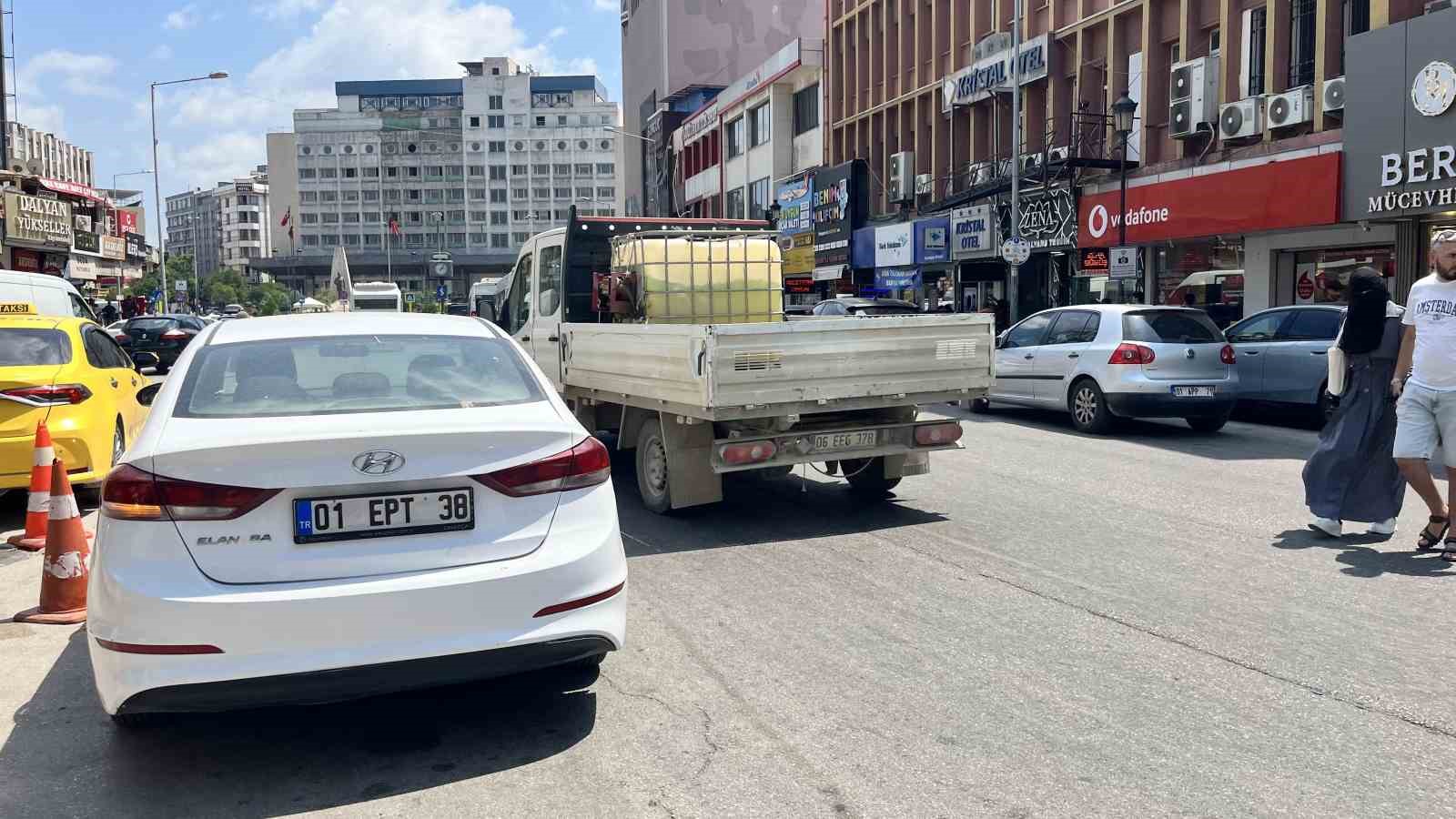 Adana’nın caddeleri açık otoparka döndü