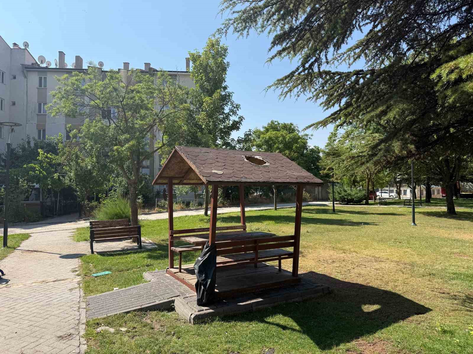 Eskişehir’de parktaki kamelyanın çatısında hasar meydana geldi