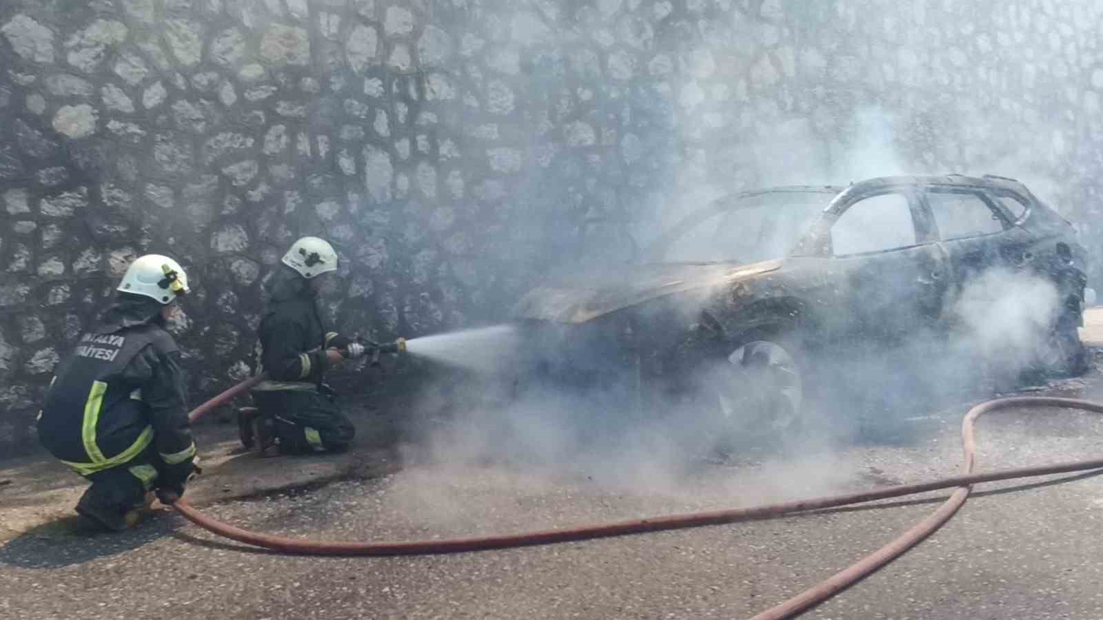 Tatilden dönen ailenin otomobili alev alev yandı muhtemel faciadan dönüldü