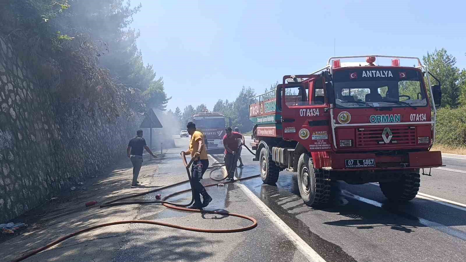 Tatilden dönen ailenin otomobili alev alev yandı muhtemel faciadan dönüldü