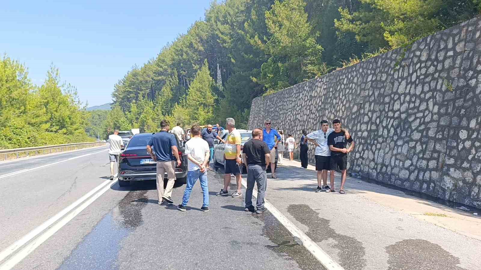 Tatilden dönen ailenin otomobili alev alev yandı muhtemel faciadan dönüldü
