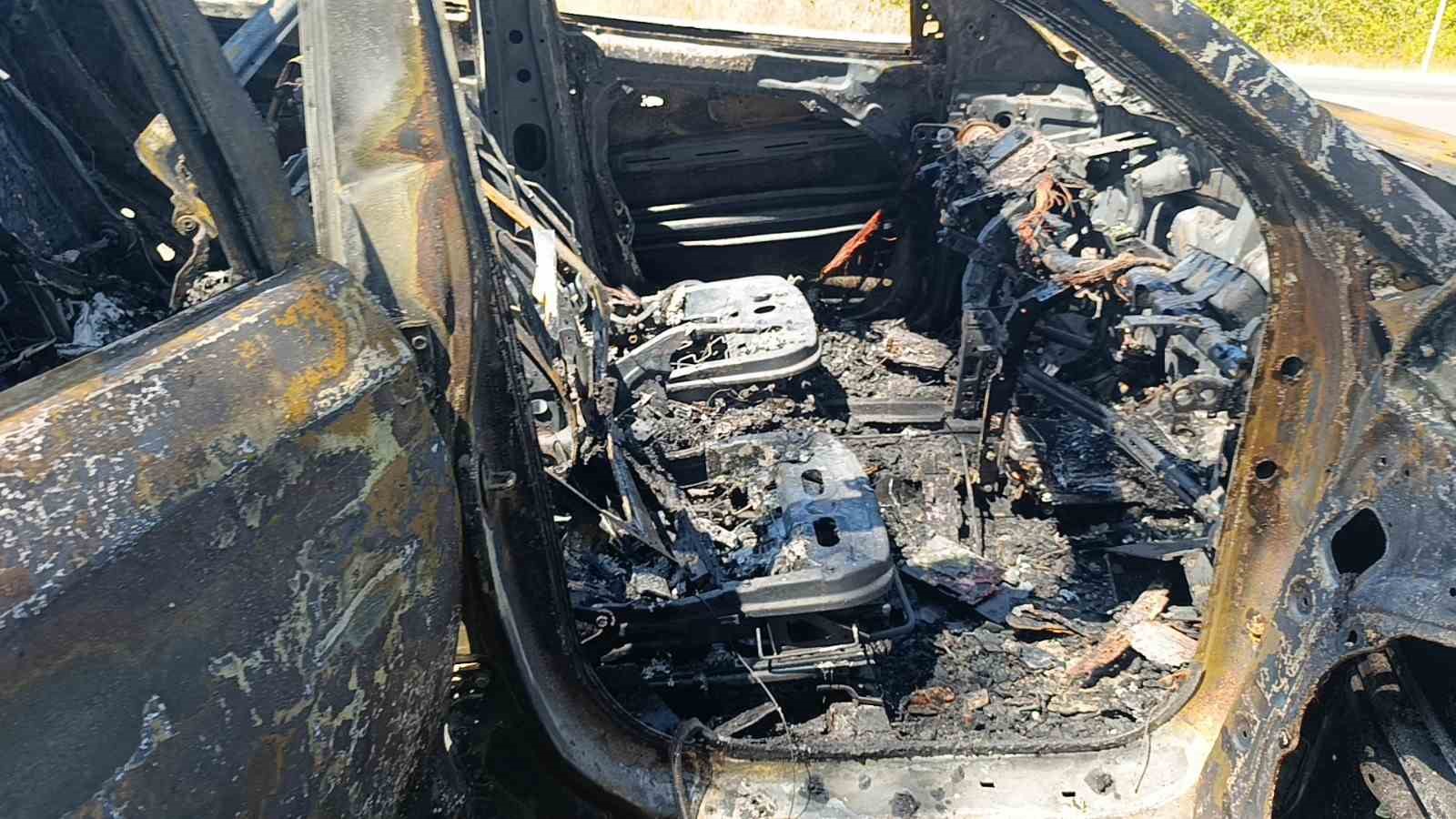 Tatilden dönen ailenin otomobili alev alev yandı muhtemel faciadan dönüldü