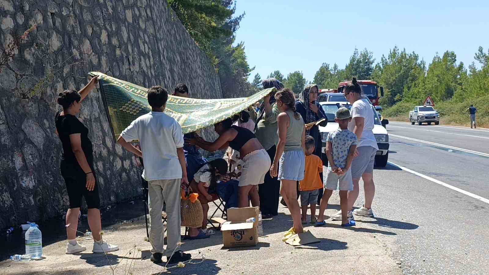 Tatilden dönen ailenin otomobili alev alev yandı muhtemel faciadan dönüldü