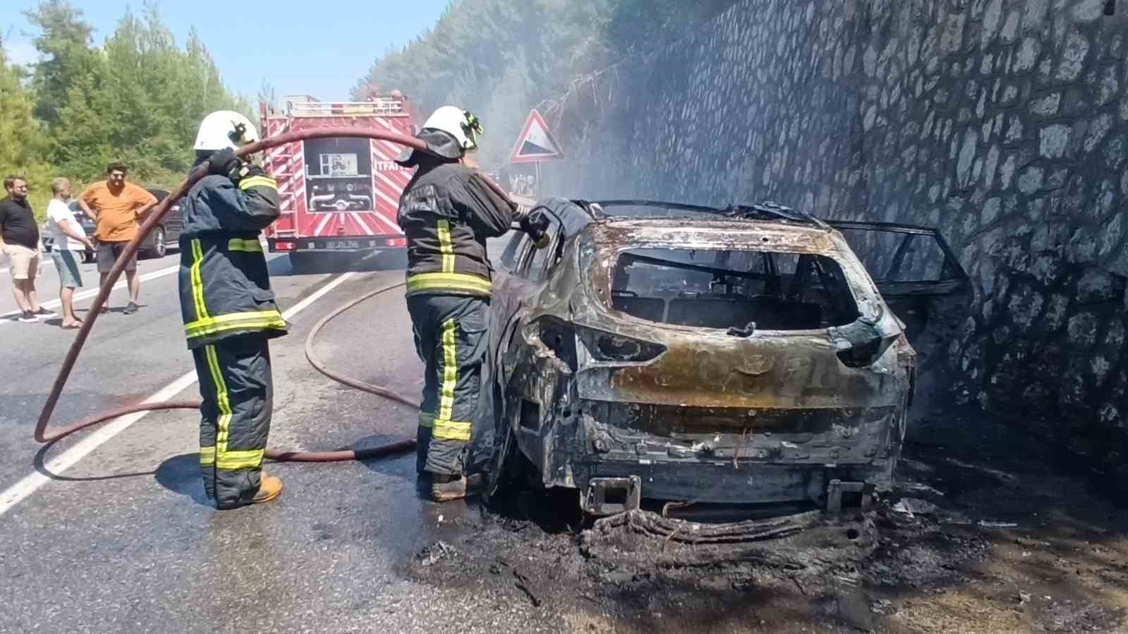 Tatilden dönen ailenin otomobili alev alev yandı muhtemel faciadan dönüldü