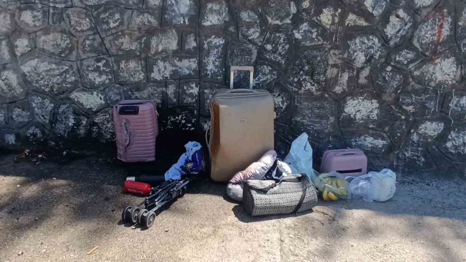 Tatilden dönen ailenin otomobili alev alev yandı muhtemel faciadan dönüldü