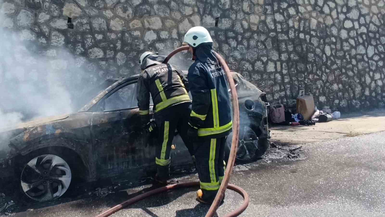 Tatilden dönen ailenin otomobili alev alev yandı muhtemel faciadan dönüldü