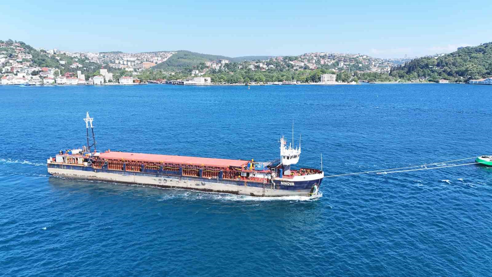 Karasu’da karaya oturan dev gemi İstanbul Boğazı’ndan geçti