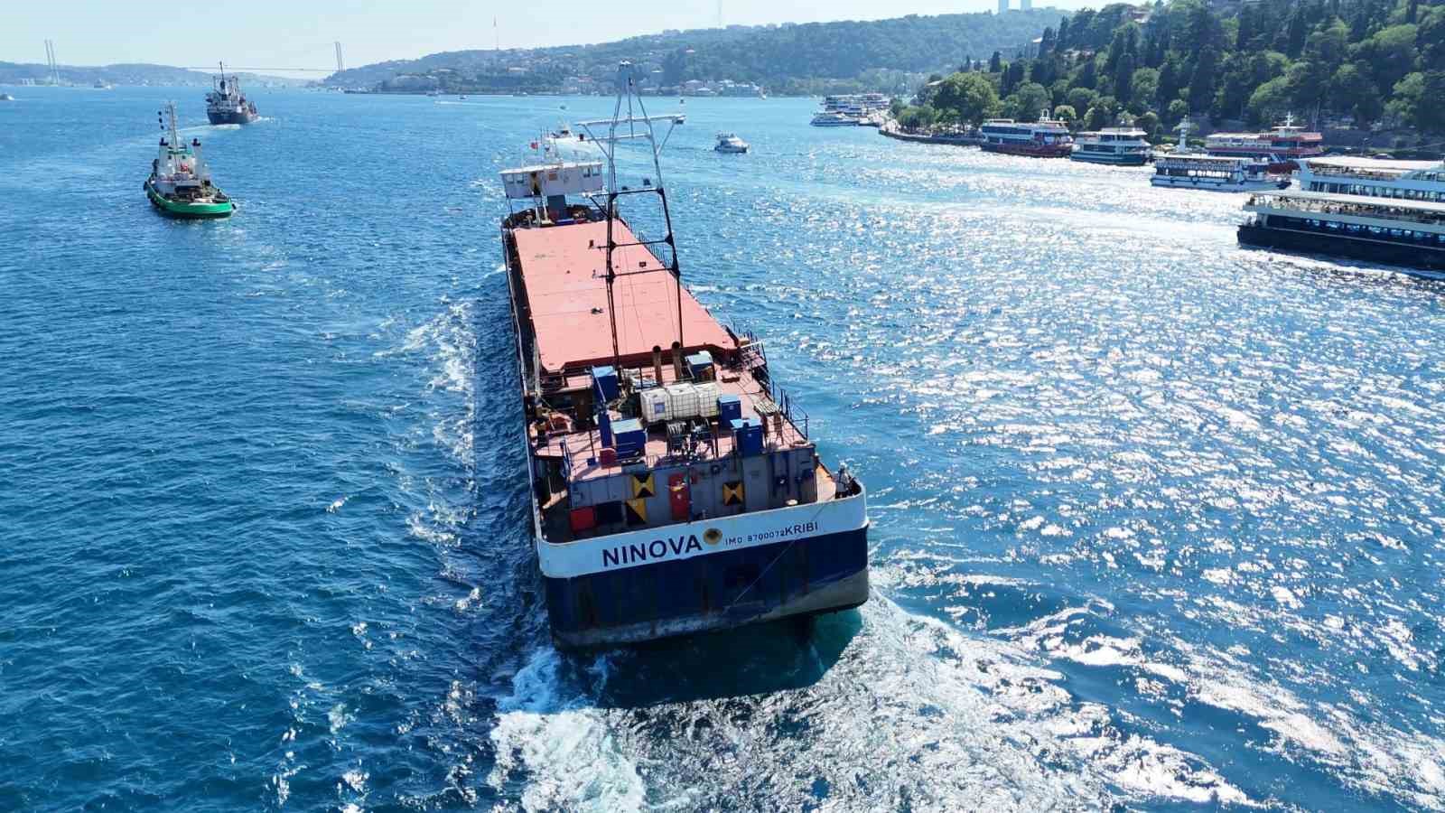 Karasu’da karaya oturan dev gemi İstanbul Boğazı’ndan geçti