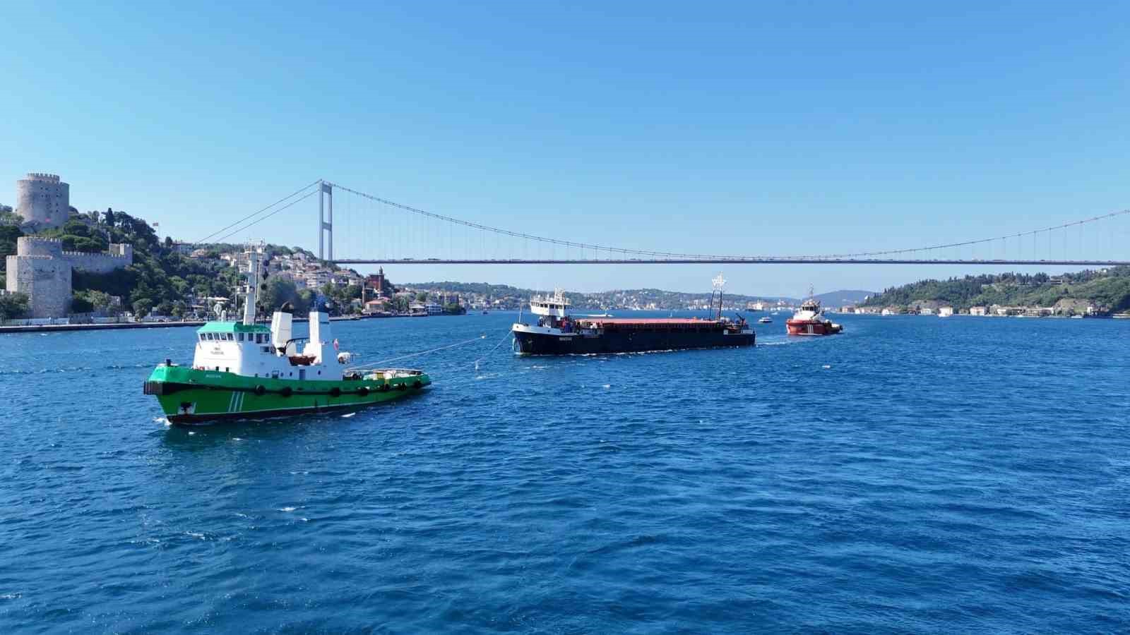 Karasu’da karaya oturan dev gemi İstanbul Boğazı’ndan geçti