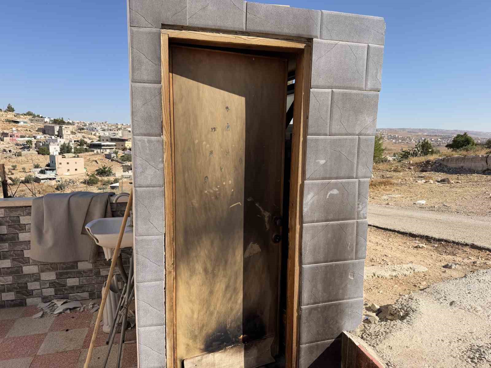 İsrailli yerleşimciler Batı Şeria’da camiyi ateşe verdi