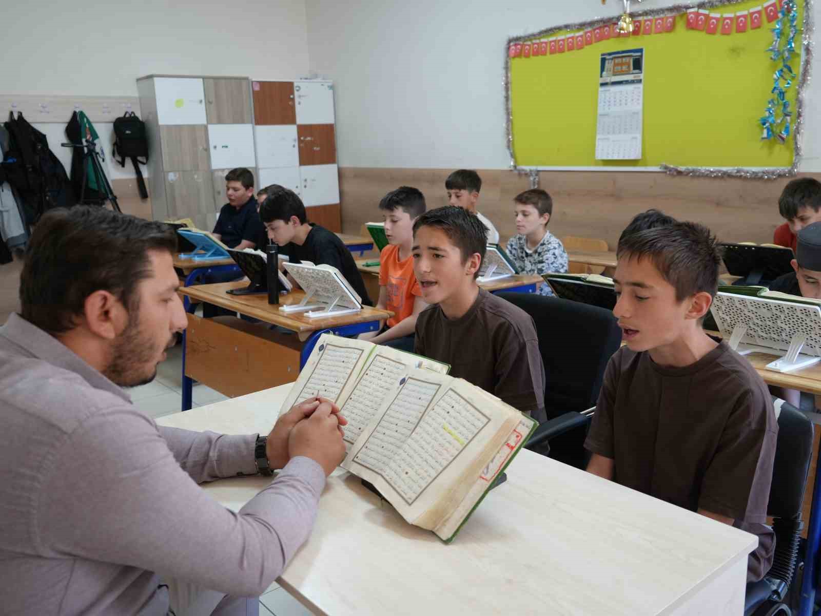 13 yaşındaki ikiz kardeşler birlikte Kur’an-ı Kerim’i ezberleyerek hafız oldu