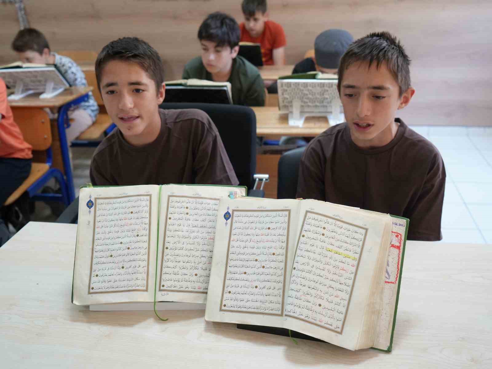 13 yaşındaki ikiz kardeşler birlikte Kur’an-ı Kerim’i ezberleyerek hafız oldu