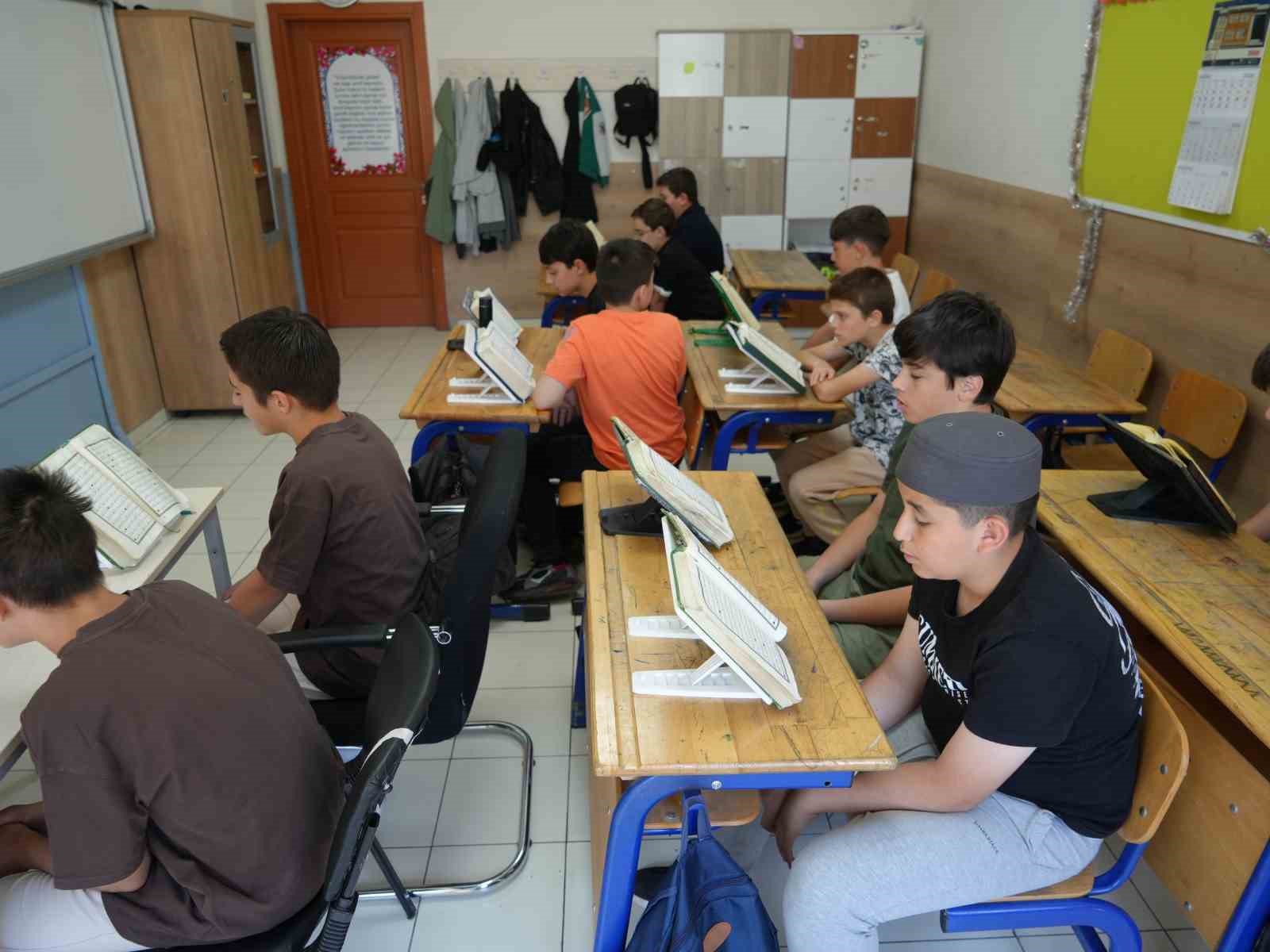 13 yaşındaki ikiz kardeşler birlikte Kur’an-ı Kerim’i ezberleyerek hafız oldu