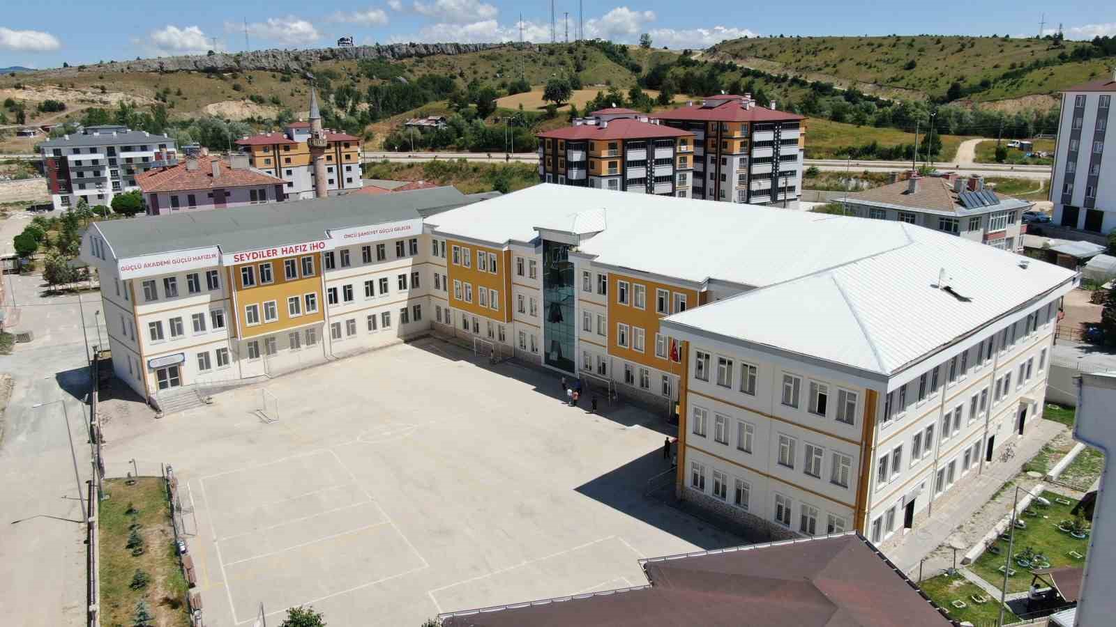 13 yaşındaki ikiz kardeşler birlikte Kur’an-ı Kerim’i ezberleyerek hafız oldu