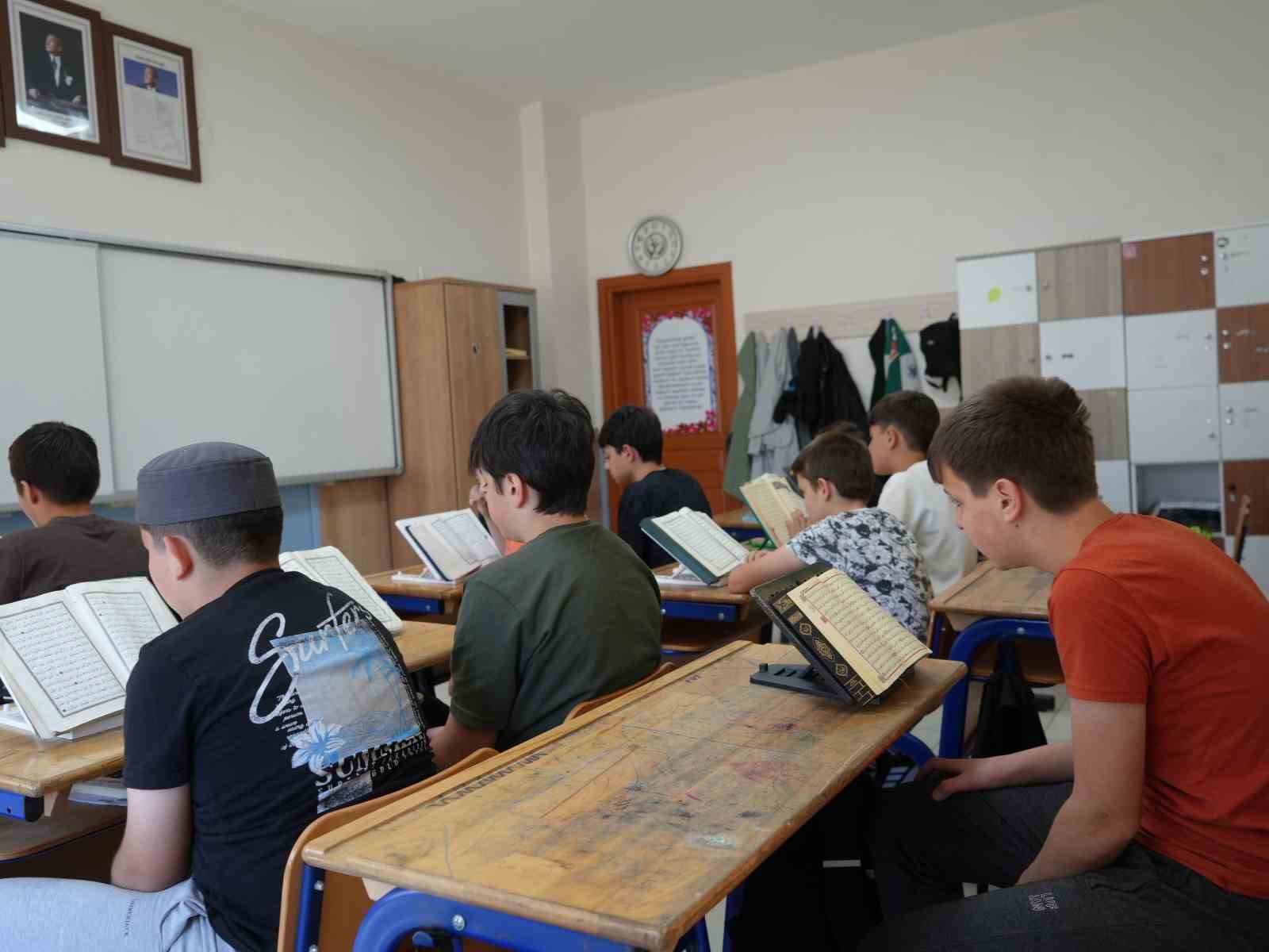 13 yaşındaki ikiz kardeşler birlikte Kur’an-ı Kerim’i ezberleyerek hafız oldu