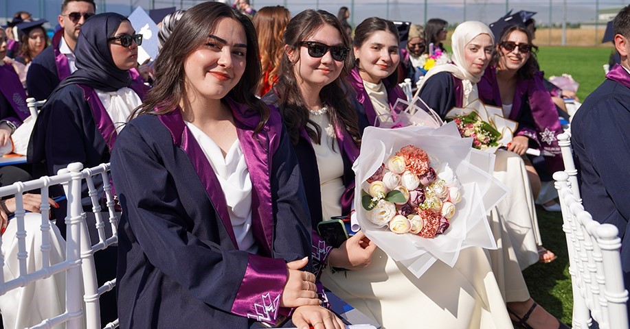 ETÜ’de mezuniyet coşkusu