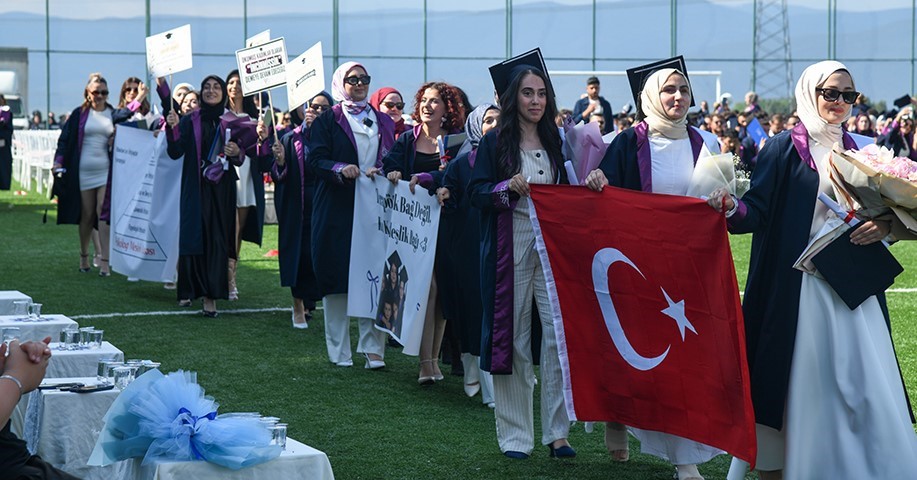 ETÜ’de mezuniyet coşkusu
