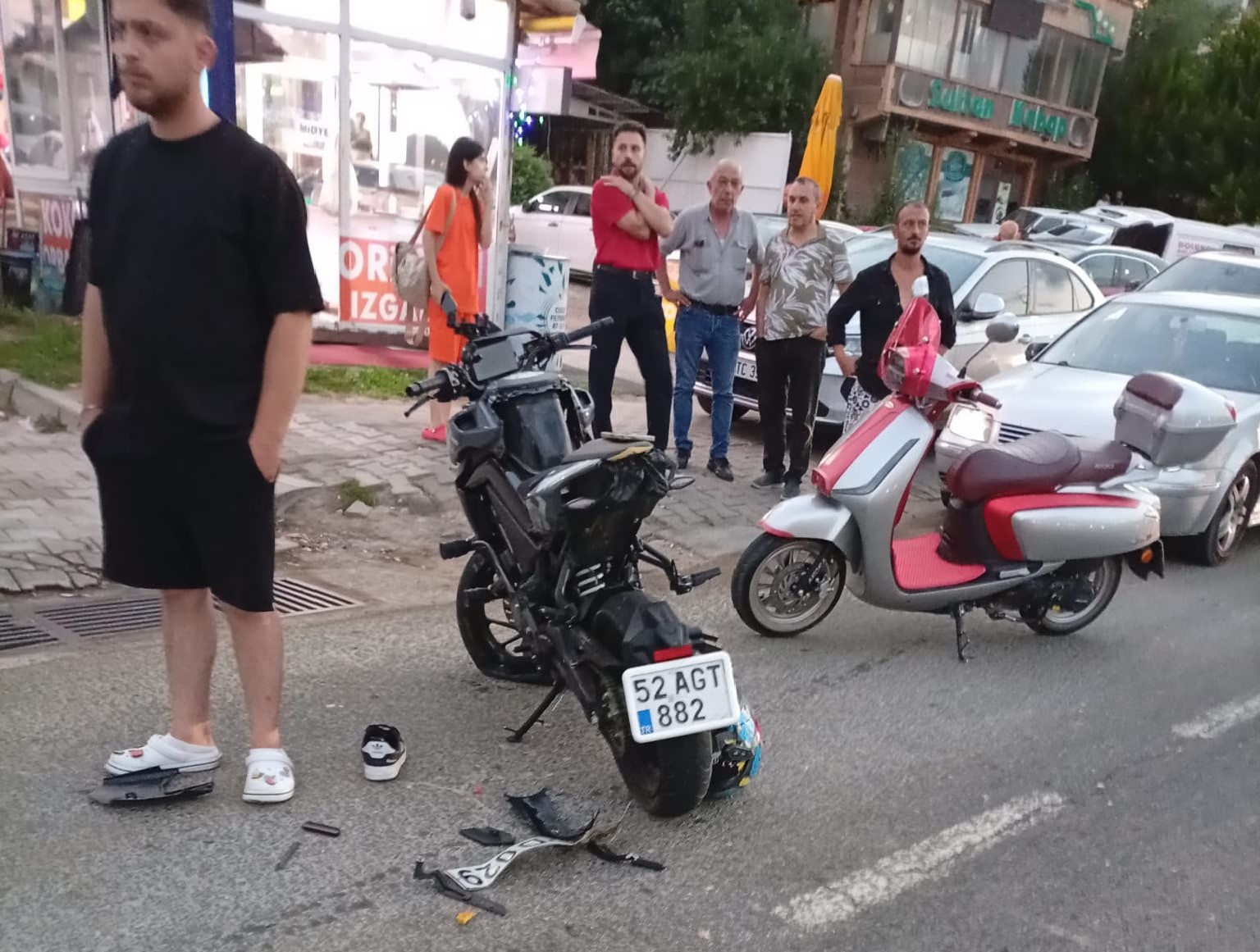 Otomobile arkadan çarpan motosiklette 2 kişi yaralandı