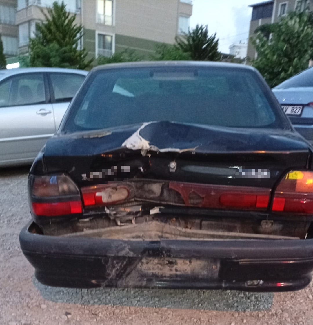 Otomobile arkadan çarpan motosiklette 2 kişi yaralandı