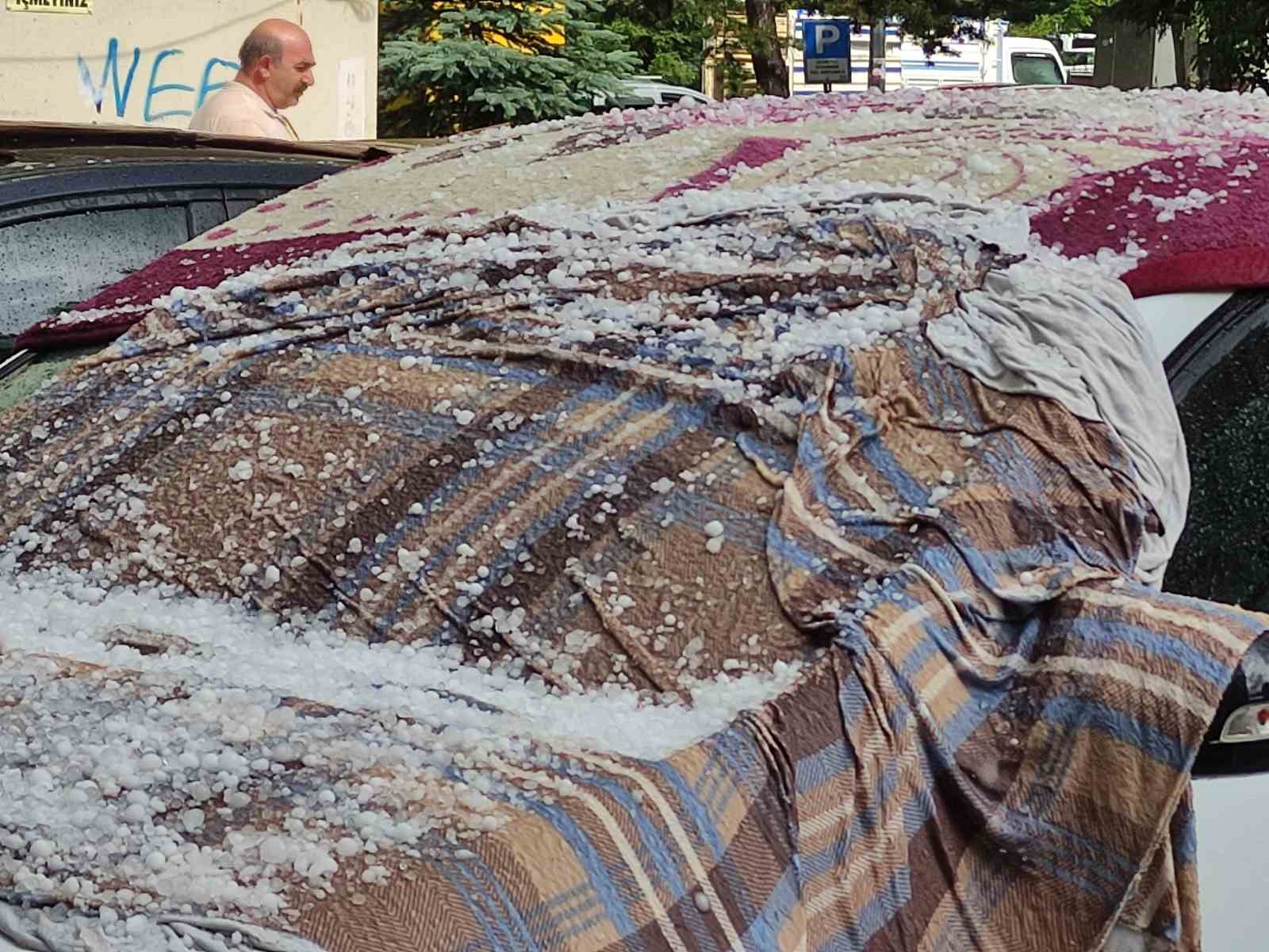 Doluya karşı ilginç önlem: Araçların üzerine battaniye serdiler