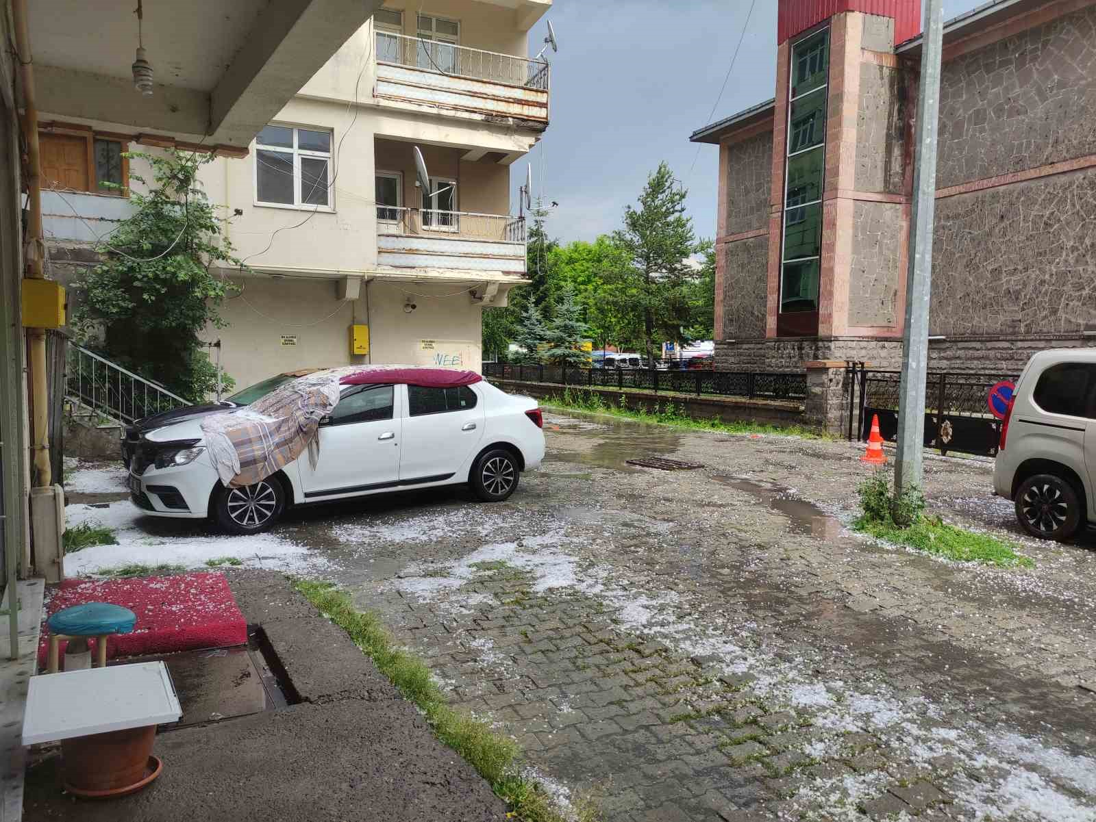 Doluya karşı ilginç önlem: Araçların üzerine battaniye serdiler