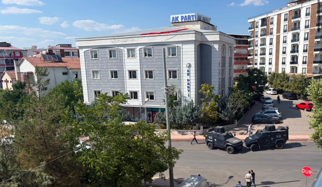 Siirt’te AK Parti il binası önüne bırakılan şüpheli çanta kontrollü patlatıldı
