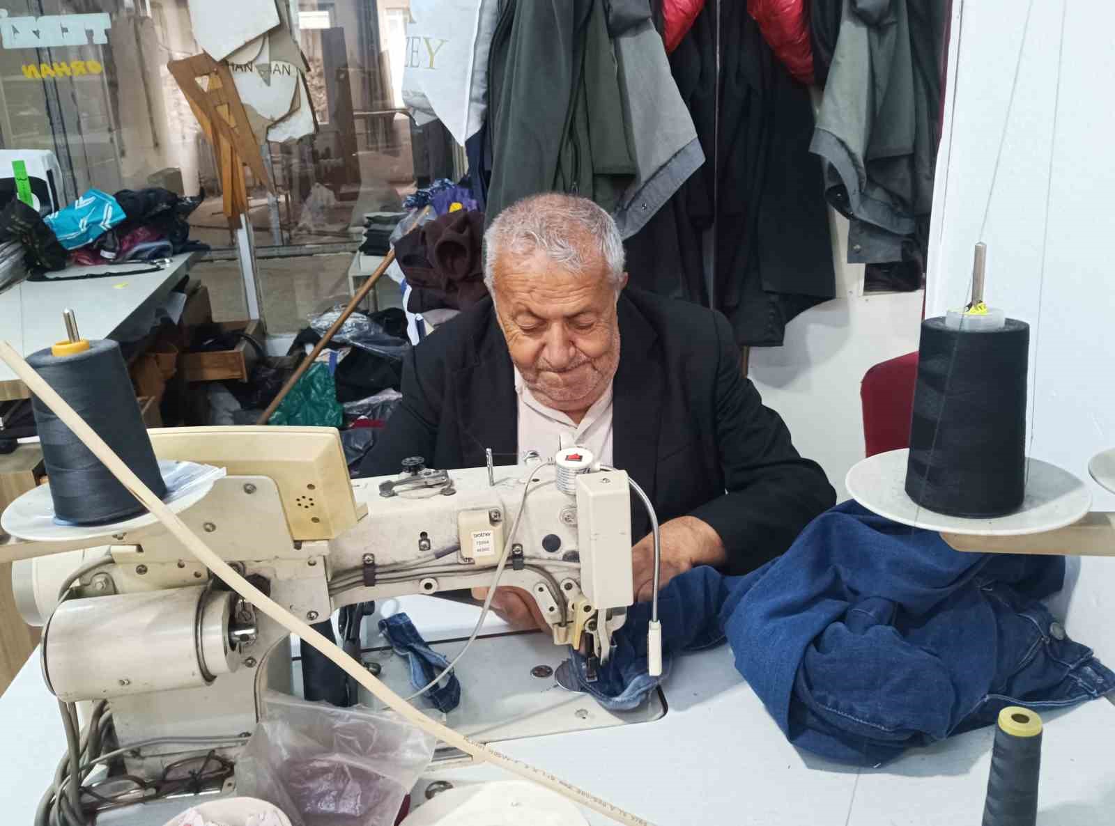 40 yıllık terzi, ilk günkü heyecanla mesleğini sürdürüyor