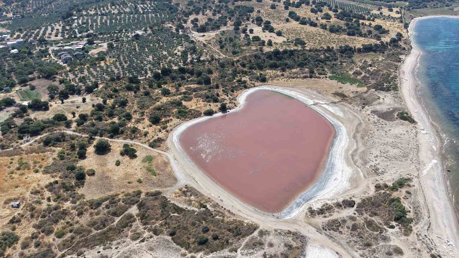 2 bin yıllık antik liman, kalpli pembe göle dönüştü