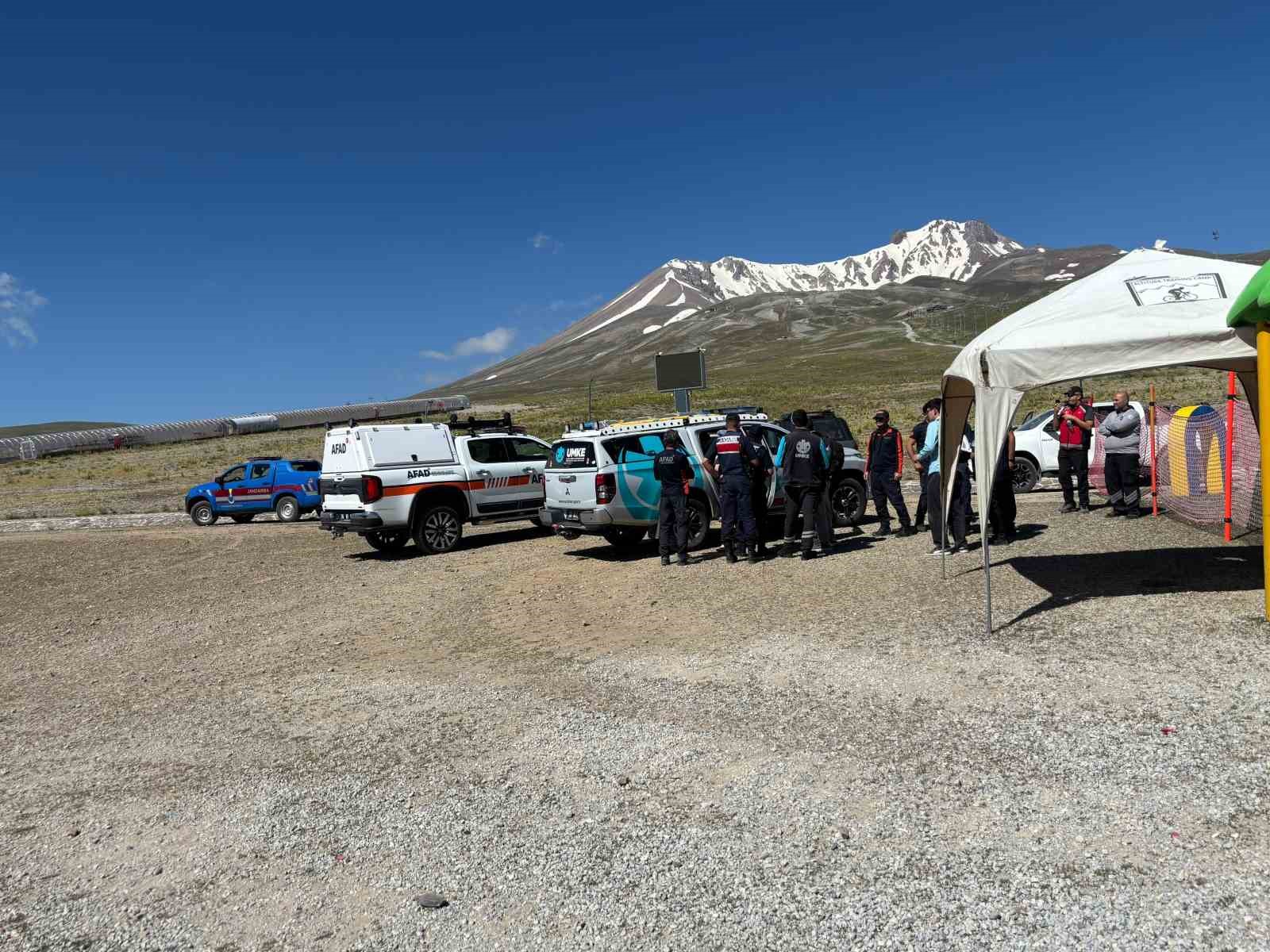Erciyes’te rahatsızlanarak mahsur kalan 3 kişi kurtarıldı