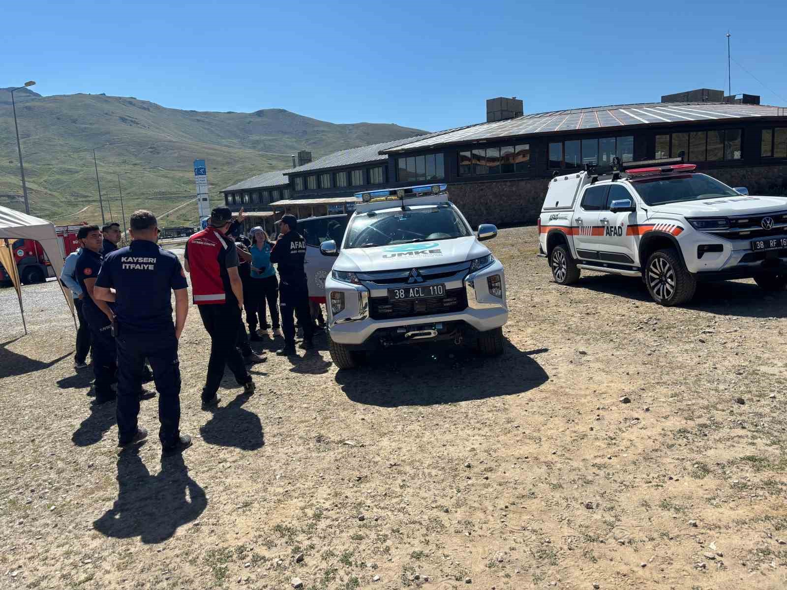 Erciyes’te rahatsızlanarak mahsur kalan 3 kişi kurtarıldı