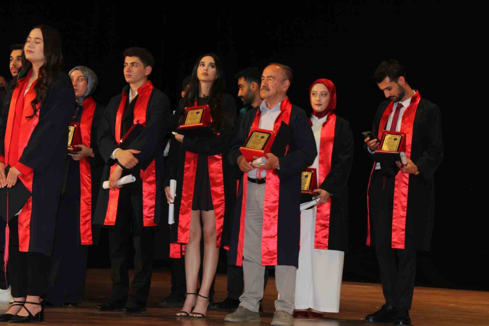 79 yaşında avukat oldu