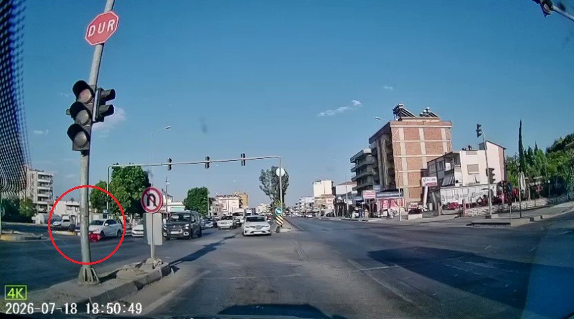 Otomobile çarpan motosiklet sürücüsünün kaskı fırladı, havada takla atıp yere savruldu