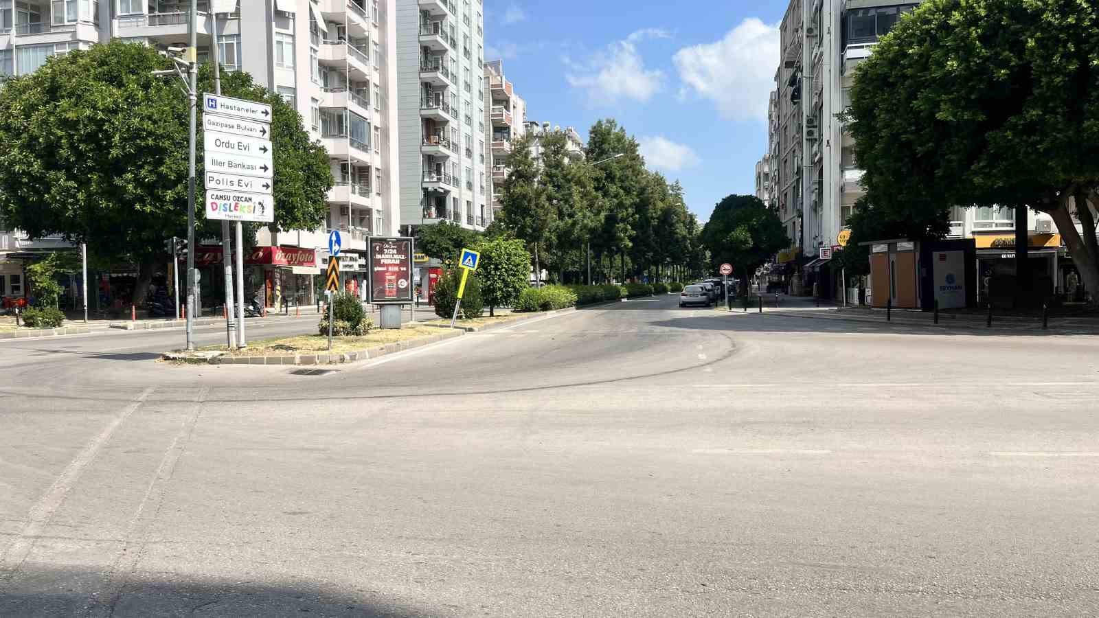 Adanalılar sıcaktan kaçtı, cadde ve sokaklar boş kaldı
