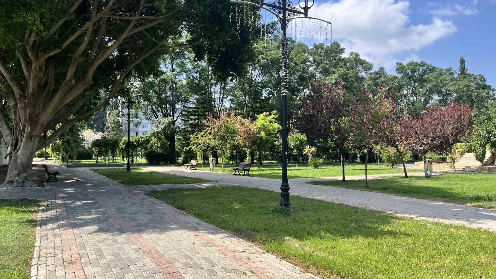 Adanalılar sıcaktan kaçtı, cadde ve sokaklar boş kaldı