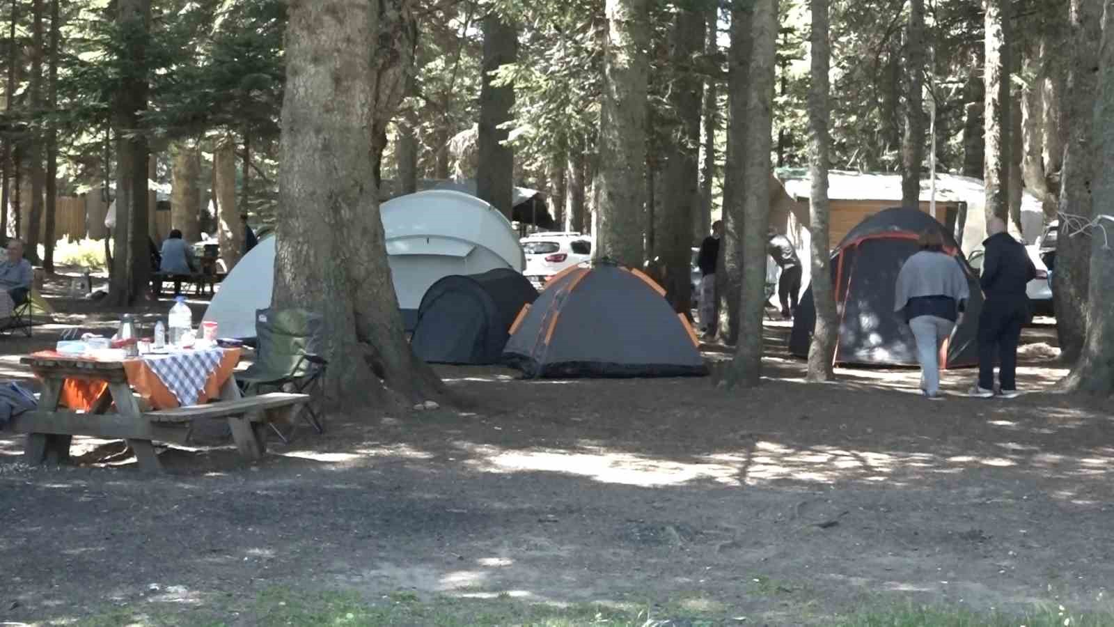 Sıcaktan bunalanların Uludağ’a çadır kurdu