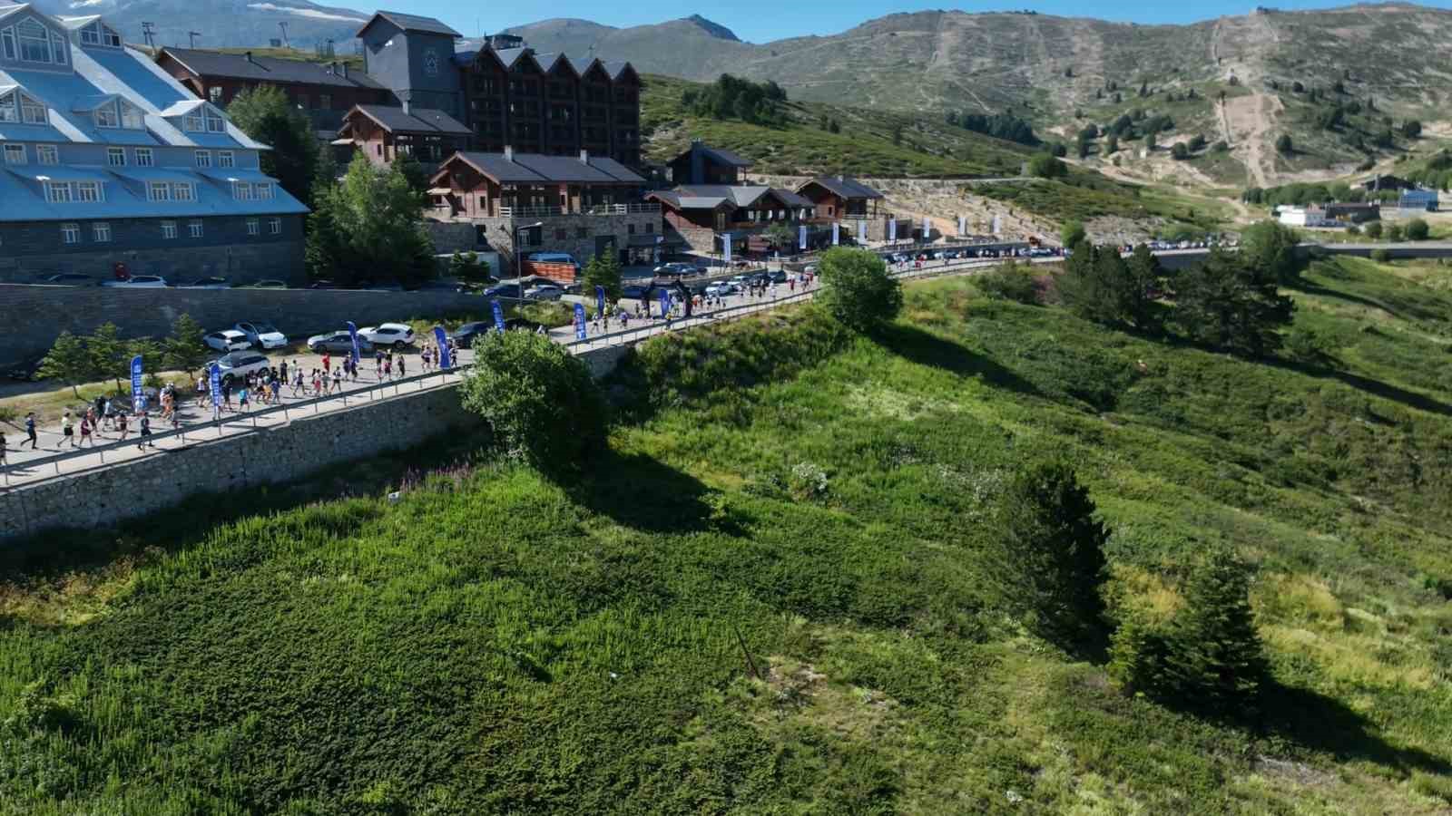 Sıcaktan bunalanların Uludağ’a çadır kurdu