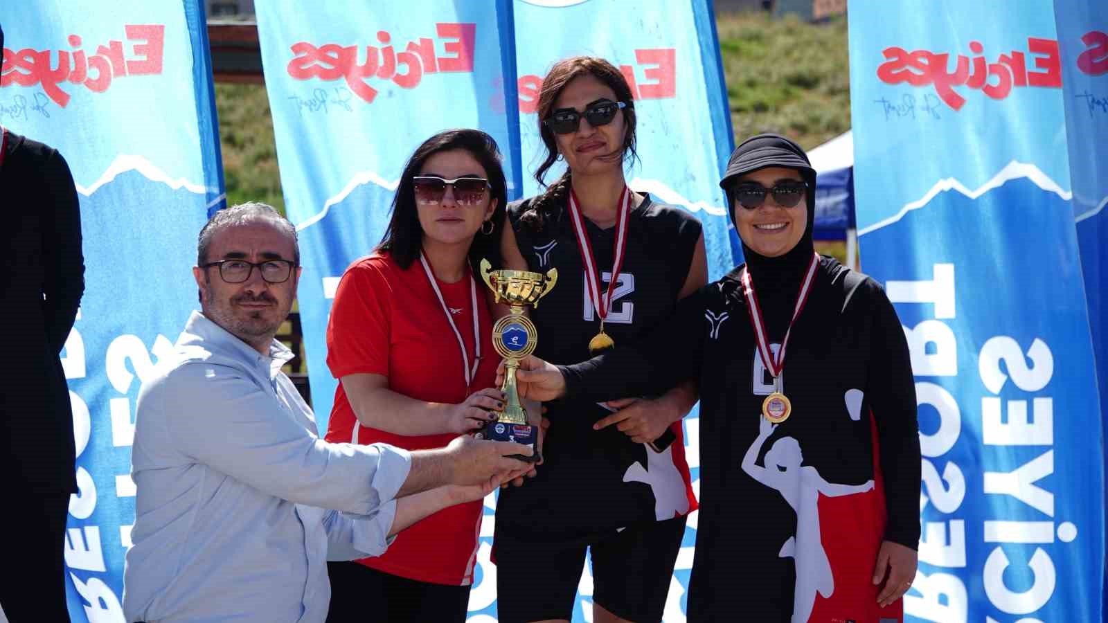 Erciyes’te 2 bin 200 metrede plaj voleybolu heyecanı yaşandı