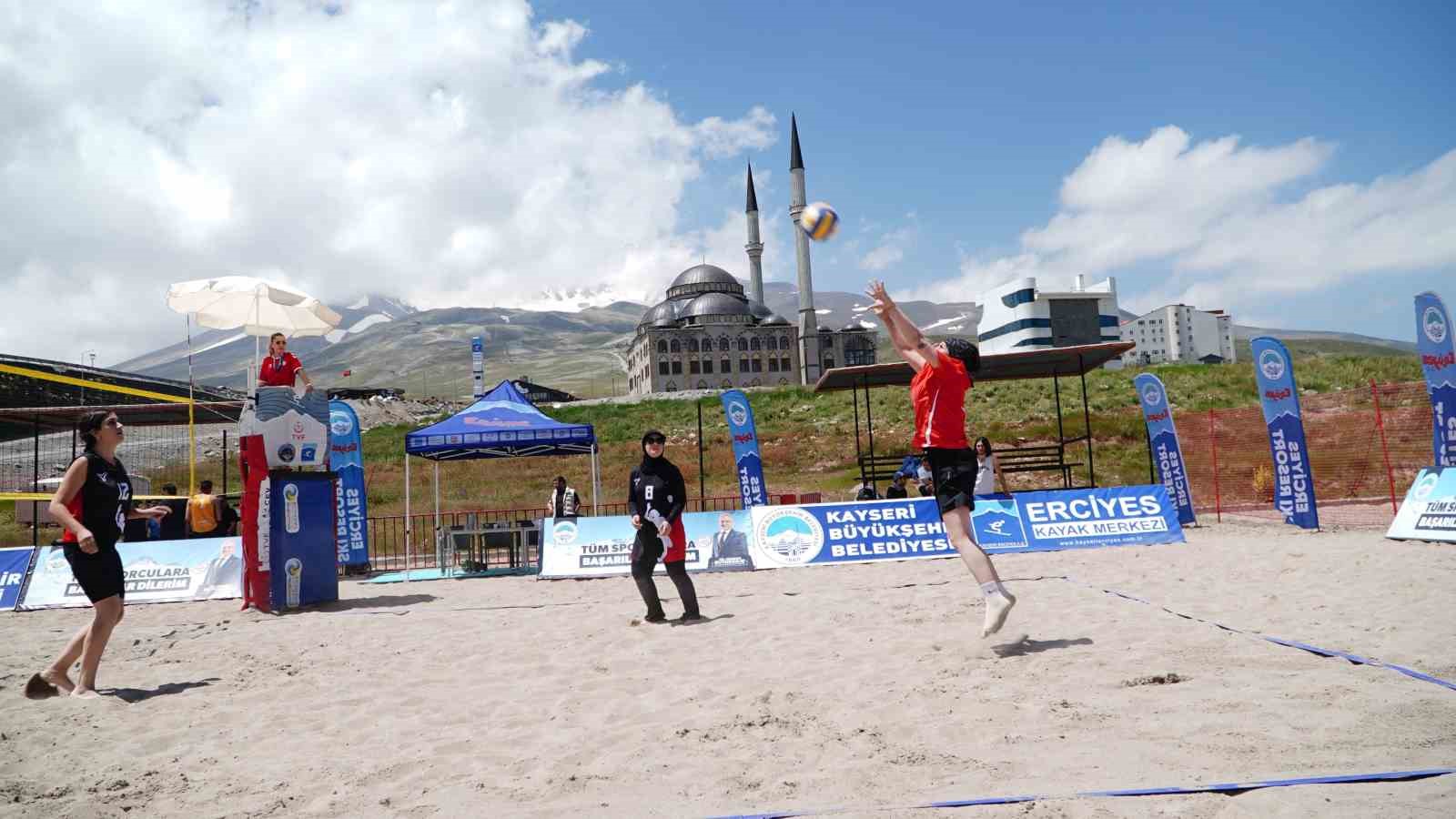 Erciyes’te 2 bin 200 metrede plaj voleybolu heyecanı yaşandı
