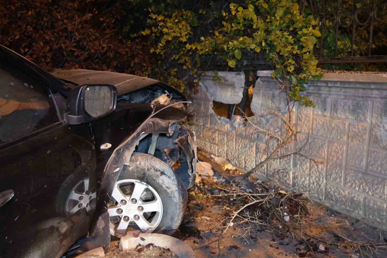 Alkollü ve ehliyetsiz sürücü duvara çarparak durabildi: 1 yaralı