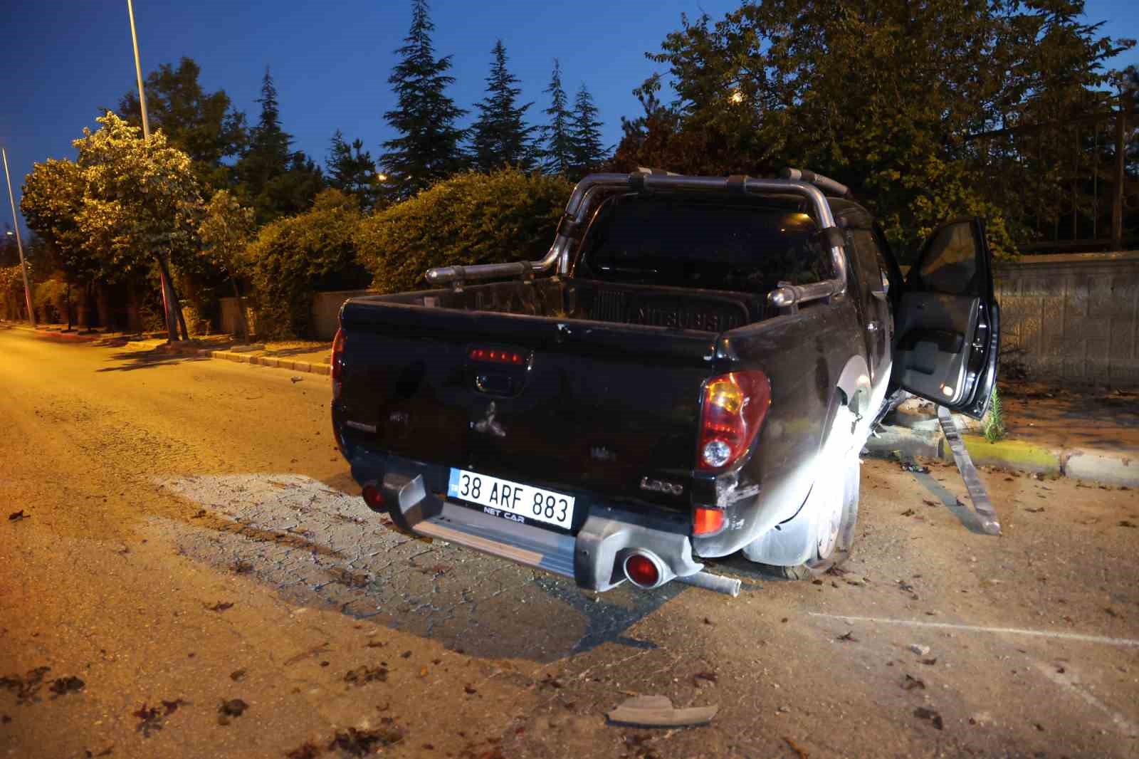 Alkollü ve ehliyetsiz sürücü duvara çarparak durabildi: 1 yaralı