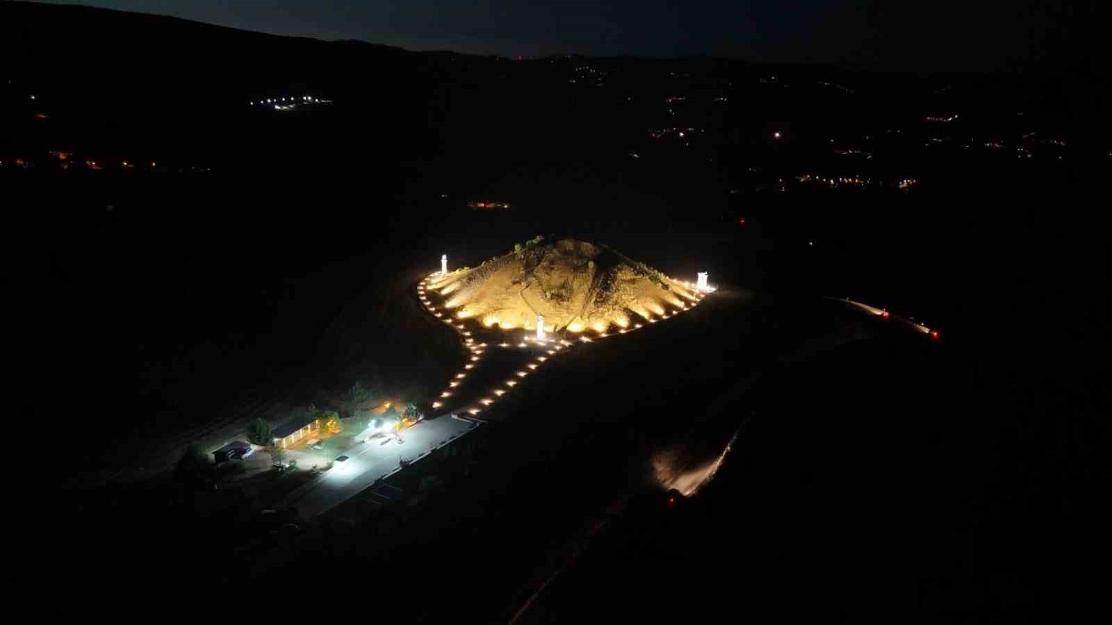 Kraliçeler mezarlığı gece de ziyarete açıldı