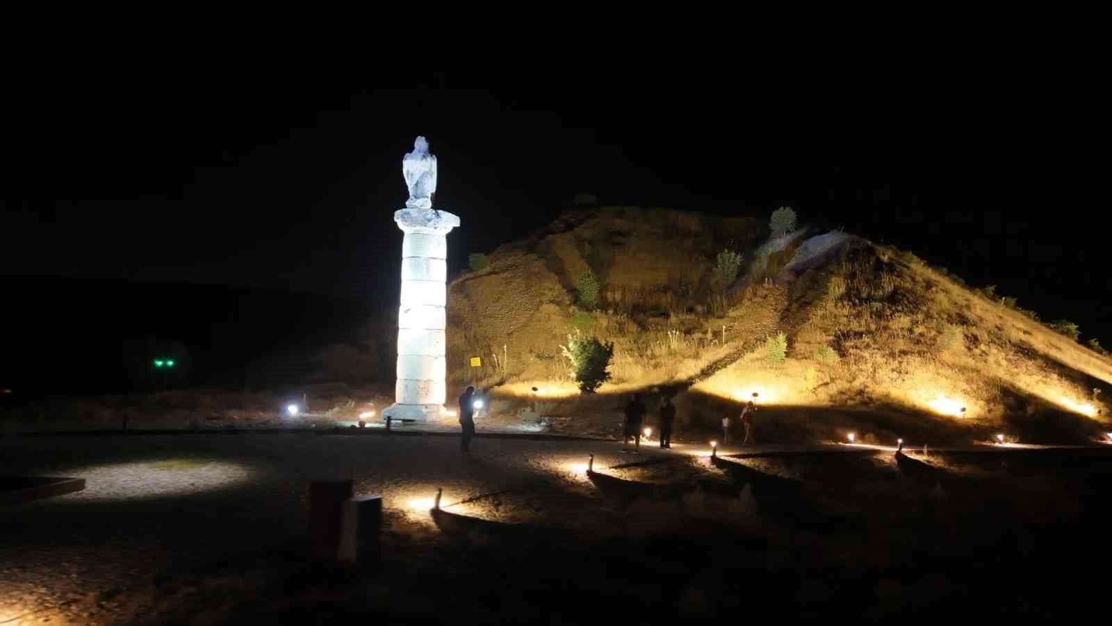 Kraliçeler mezarlığı gece de ziyarete açıldı