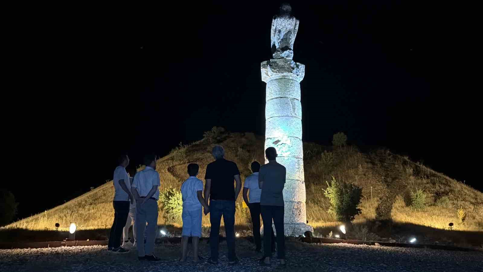 Kraliçeler mezarlığı gece de ziyarete açıldı